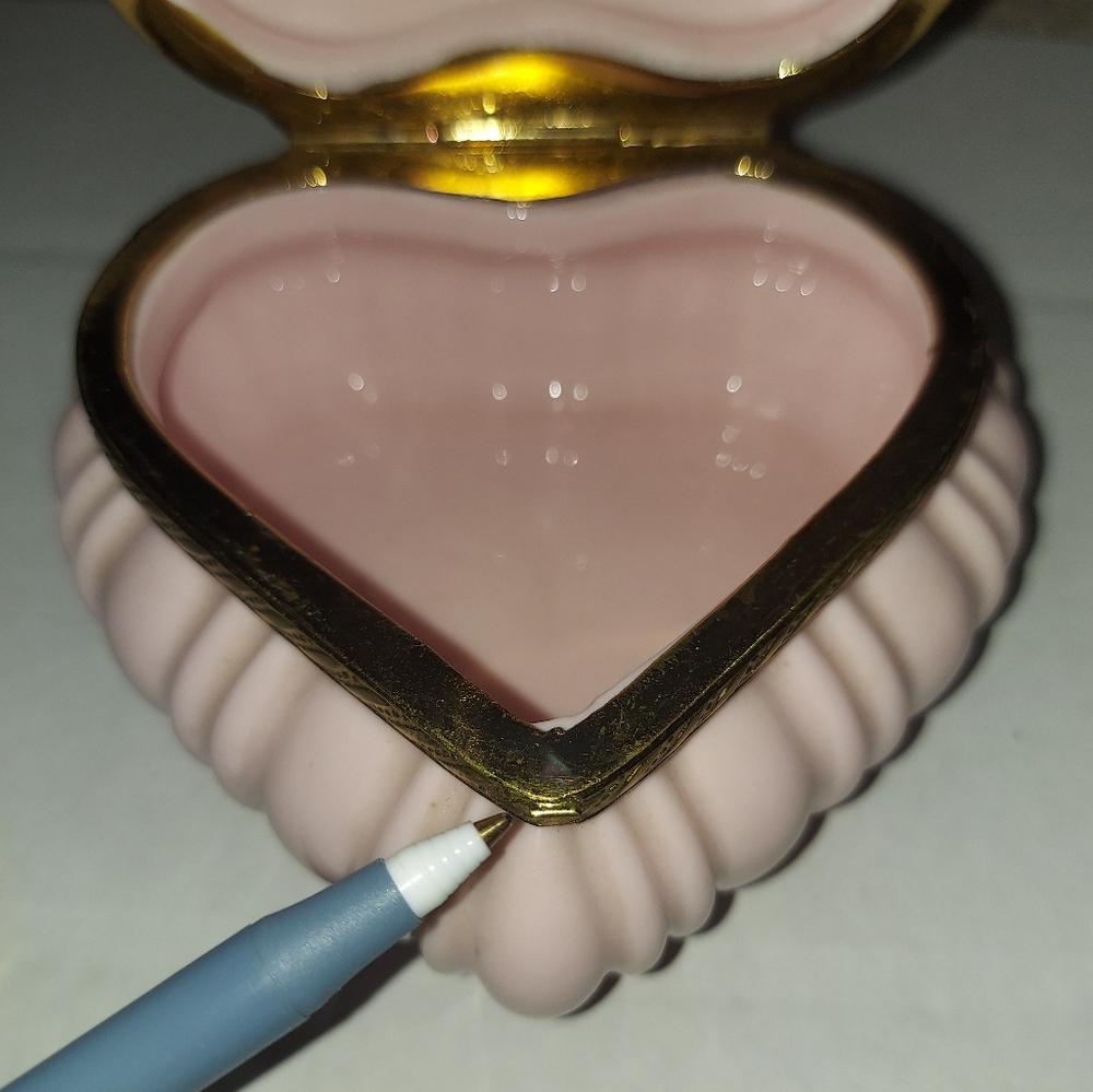 Vintage floral heart shaped porcelain trinket box - Picture 16 of 16